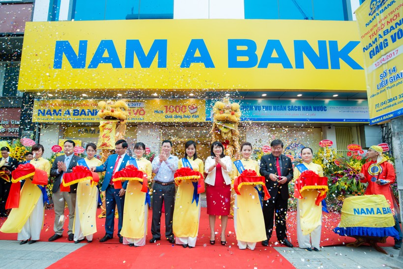 Ban Lãnh đạo cùng các Khách mời cắt băng khai trương trụ sở mới Nam A Bank Giảng Võ.