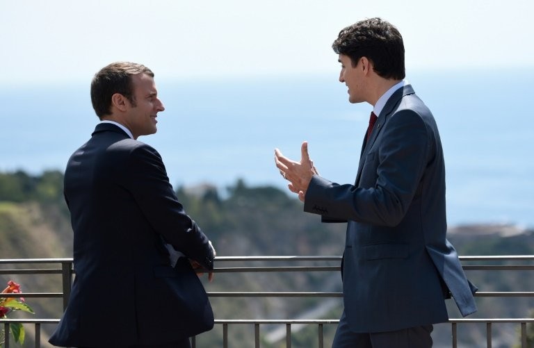Thủ tướng Canada Justin Trudeau và Tổng Thống Pháp Emmanuel Macron nói chuyện trong khung cảnh thơ mộng của Địa Trung Hải.