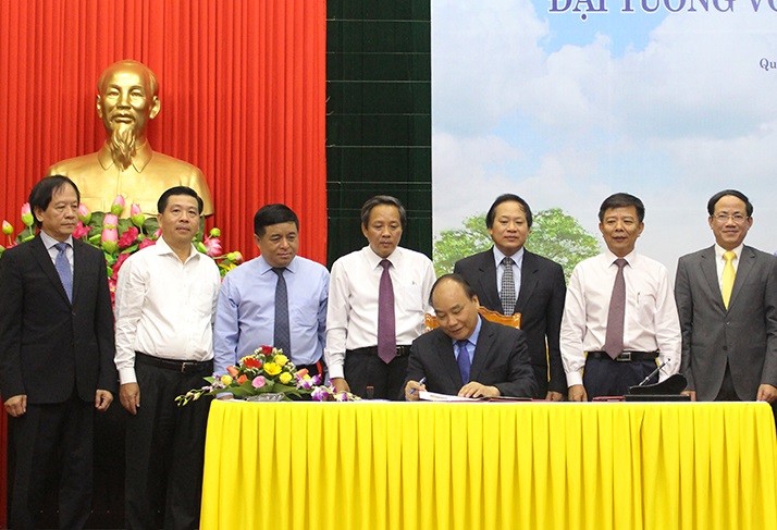 Thủ tướng Nguyễn Xuân Phúc thực hiện nghi thức ký và đóng dấu lưu hành bộ tem. Ảnh: VNPost.