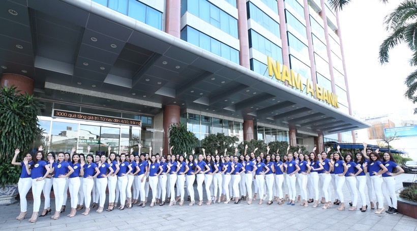 70 thí sinh Hoa hậu Hoàn vũ Việt Nam chụp hình lưu niệm tại Hội sở Nam A Bank.