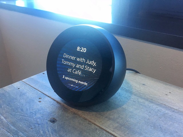 Cuộc chiến “rúng động” làng công nghệ giữa Google và Amazon ảnh 1 Echo Spot - sản phẩm đồng hồ báo thức thông minh mới ra mắt của Amazon.