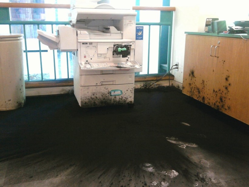 Vết mực tung toé từ máy photocopy không khác gì một vụ nổ kinh hoàng.