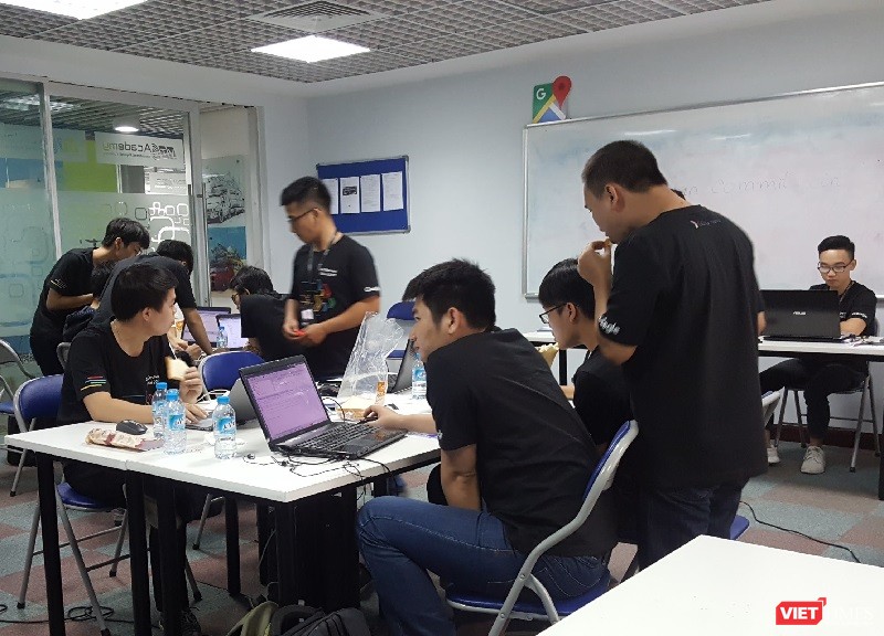 Một đội thi của GDG Mini Hackathon Hanoi 2017. Ảnh: Ánh Dương