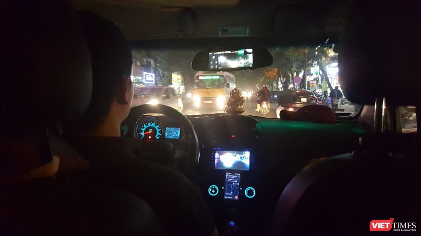 Theo Hiệp hội Taxi Hà Nội, hoạt động của Grab và Uber khiến thị trường taxi bị đảo lộn, hoạt động của các doanh nghiệp bị ảnh hưởng nghiêm trọng. Ảnh minh họa: VietTimes