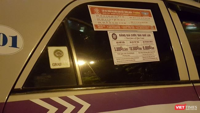 Taxi Uber, Grab “ngoài vòng pháp luật”, phớt lờ quy định niêm yết logo và số điện thoại? ảnh 3 Một xe của hãng Taxi Quê Lụa