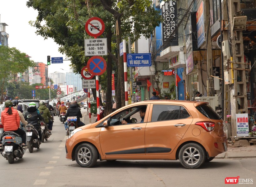 Biển cấm trên đường Láng Hạ không ngăn được các taxi công nghệ hoạt động. VietTimes