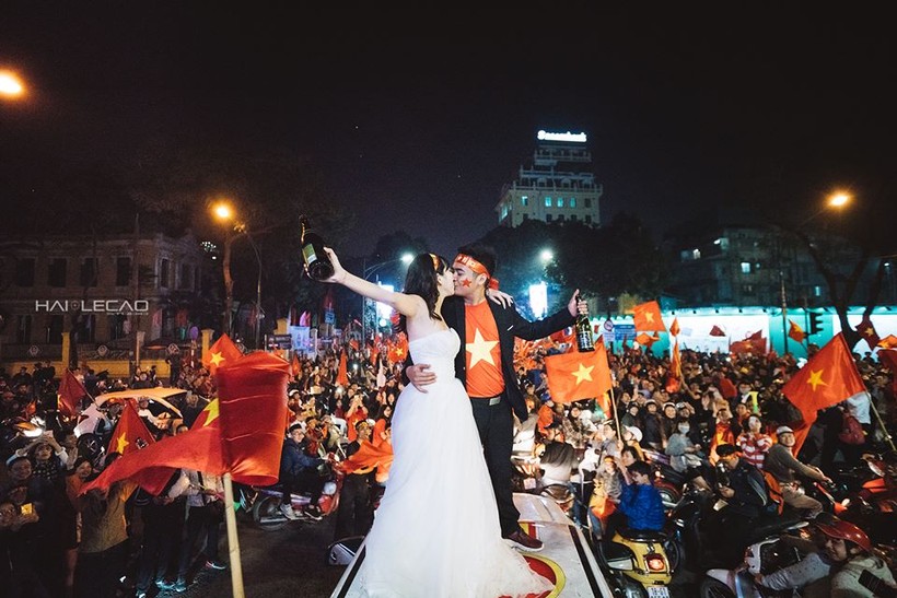 Cực độc cặp đôi Hà Nội chụp ảnh cưới cùng lúc U23 Việt Nam chiến thắng ảnh 8 Cực độc cặp đôi Hà Nội chụp ảnh cưới cùng lúc U23 Việt Nam chiến thắng ảnh 8