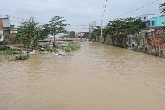 Video: Mưa lớn đường cũng như sông ở Đồng Nai