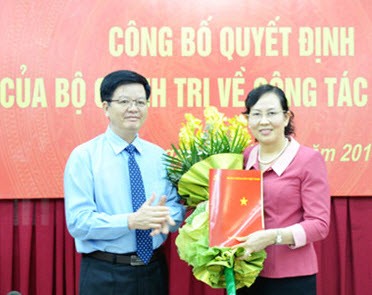 Phó trưởng ban Tổ chức Trung ương Mai Văn Chính trao quyết định điều động của Bộ Chính trị cho bà Lê Thị Thủy