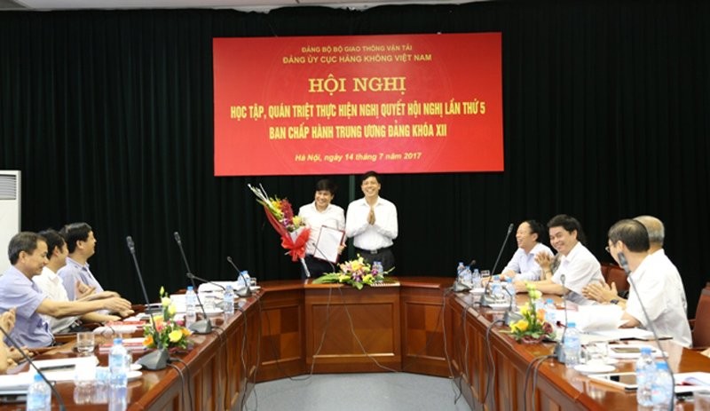 Bộ Quốc phòng, Bộ GTVT có nhân sự mới ảnh 1 Ông Đinh Việt Thắng nhận quyết định . Ảnh: Cục hàng không Việt Nam