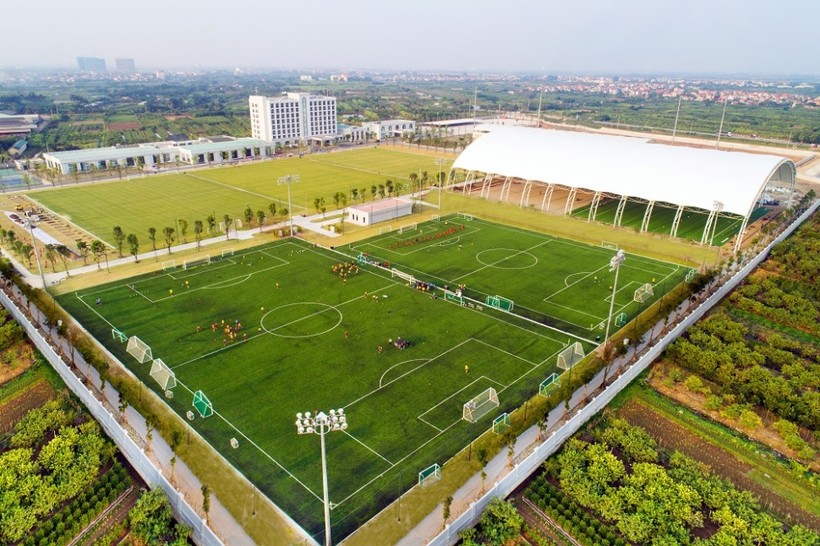 Sắp khánh thành trung tâm đào tạo bóng đá hàng đầu Đông Nam Á ảnh 1 PVF Hưng Yên sở hữu hệ thống 1 sân thi đấu chính và 06 sân tập kích thước tiêu chuẩn 11v11 với mặt cỏ được chứng nhận FIFA Quality Pro.