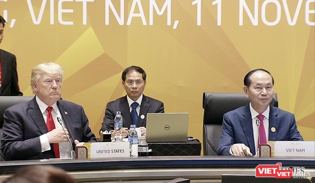 Chủ tịch nước Trần Đại Quang: Năm APEC 2017 đã tạo khí thế mới cho hội nhập quốc tế ảnh 1 Chủ tịch nước Trần Đại Quang (bên phải) và Tổng thống Mỹ Donald Trump tại APEC 2017 - Ảnh: Hồ Xuân Mai