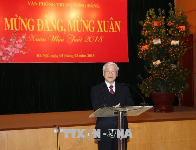 Tổng Bí thư Nguyễn Phú Trọng chúc Tết cán bộ, công chức, viên chức, người lao động Văn phòng Trung ương Đảng. Ảnh: TTXVN