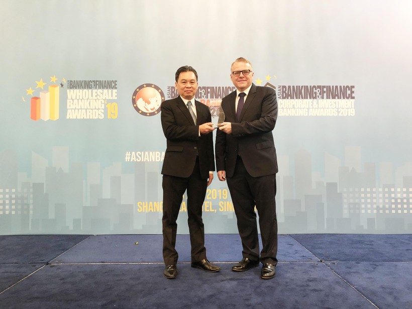 Đại diện lãnh đạo HDBank Ông Trần Hoài Phương – phó giám đốc Khối KHDN nhận giải thưởng từ BTC