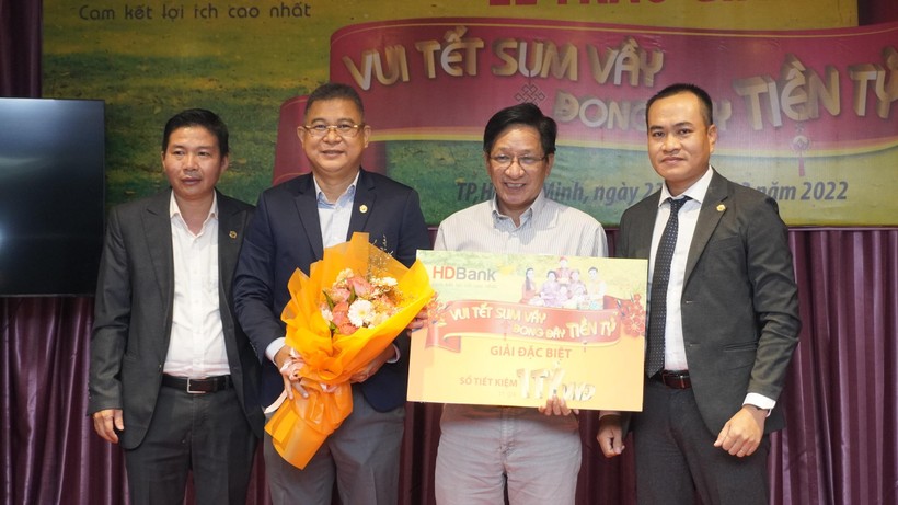 Đại diện lãnh đạo HDBank trao giải Đặc biệt – 01 tỷ đồng cho khách hàng Nguyễn Đình Đạo 