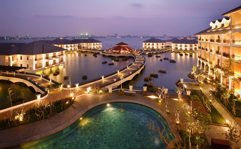 Khách sạn InterContinental Hanoi Westlake được xây dựng hoàn toàn trên mặt nước Hồ Tây thanh bình và được vận hành bởi tập đoàn quản lý khách sạn hàng đầu thế giới InterContinental Hotels Group (IHG).