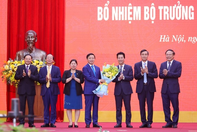 Thủ tướng Phạm Minh Chính trao Quyết định bổ nhiệm tân Bộ trưởng Bộ Tài nguyên và Môi trường - Ảnh 3. Thủ tướng Phạm Minh Chính trao Quyết định bổ nhiệm tân Bộ trưởng Bộ Tài nguyên và Môi trường ảnh 3