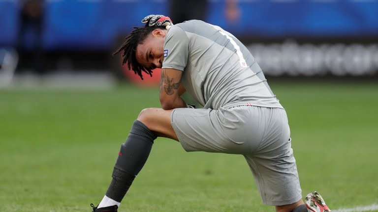 Thủ môn Gallese (Peru) bất cẩn tạo mở đầu cho cơn mưa bàn thắng về phía khung thành của mình (ảnh AP)