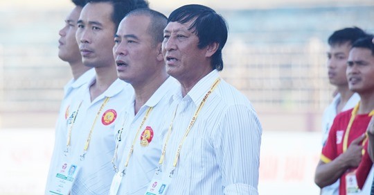 Nếu để trắng tay 2 trận gặp Hà Nội, Hải Phòng thì khả năng rời đội bóng của HLV Vũ Quang Bảo là khá lớn. Ảnh Hội CĐV.