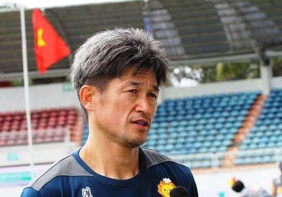 Việc gắn bó 14 năm với CLB Yokohama và 53 tuổi mà vẫn tập luyện được cùng các “đàn cháu” cũng giúp tên tuổi K.Miura nối lên như cồn. Ảnh Nguyễn Đăng.