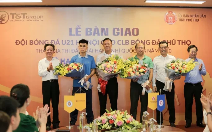 Sau khi bàn giao Hồng Lĩnh Hà Tĩnh, Sài Gòn FC, hôm qua bầu Hiển tiếp tục bàn giao nguyên đội U21 Hà Nội cho Phú Thọ.  Ảnh PTFC