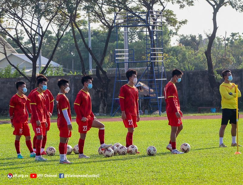 HLV Đinh Thế Nam chỉ còn 16/27 cầu thủ đủ điều kiện tập luyện, thi đấu. Ảnh VFF.