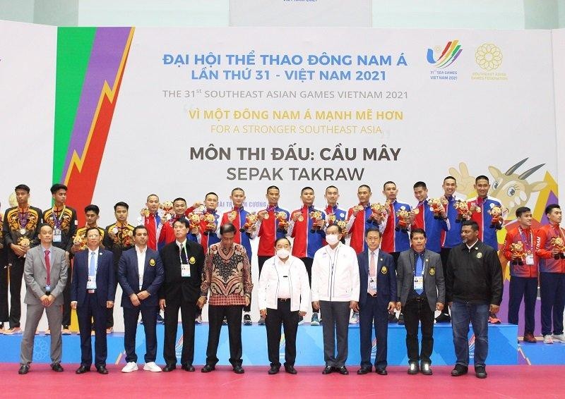 Đại tướng Prawit Wongsuwon, Phó Thủ tướng kiêm Chủ tịch Ủy ban Olympic Thái Lan (áo trắng đứng giữa) trao giải cho các đoàn thể thao. Ảnh TA