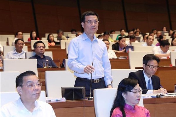 Bộ trưởng Bộ TT&TT Nguyễn Mạnh Hùng tham gia trả lời chất vấn.