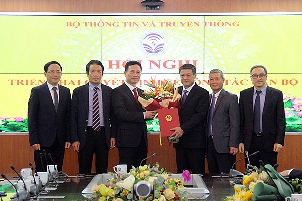Thừa ủy quyền của Thủ tướng, Bộ trưởng Bộ TT&TT Nguyễn Mạnh Hùng trao quyết định nghỉ chế độ cho Thứ trưởng Phạm Hồng Hải