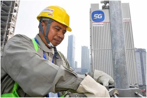 Công nhân Mobifone đang lắp đặt hạ tầng mạng 5G