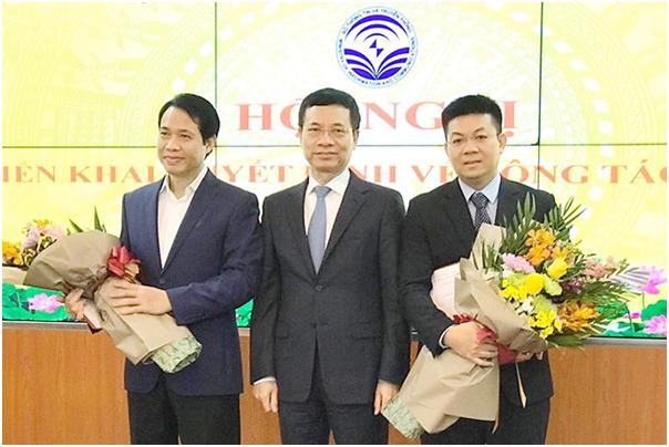 Bộ trưởng Nguyễn Mạnh Hùng trao Quyết định bổ nhiệm cho các cán bộ