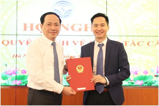 Thứ trưởng Phạm Anh Tuấn trao quyết định cho ông Nguyễn Thiện Nghĩa. Ảnh MIC.