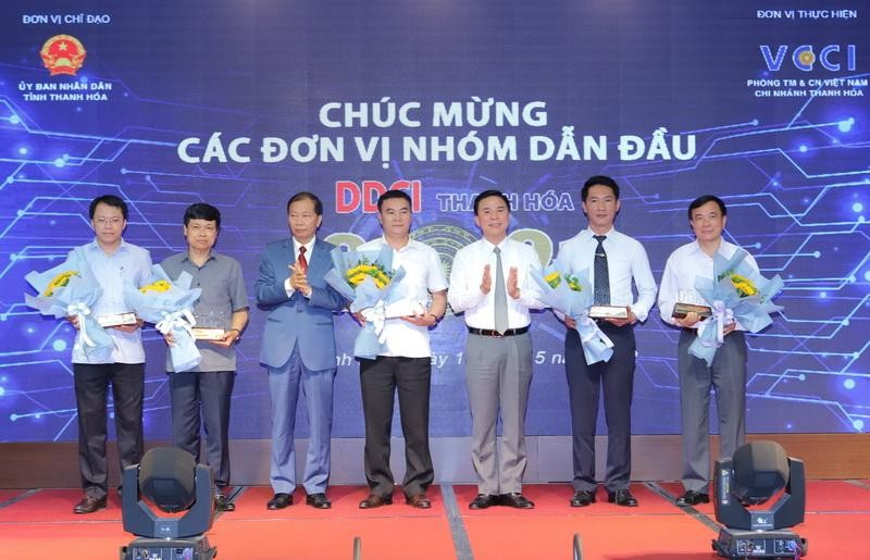  Bí thư tỉnh ủy Thanh Hóa Đỗ Trọng Hưng (thứ 3 từ phải qua) chúc mừng các đơn vị nhóm đầu