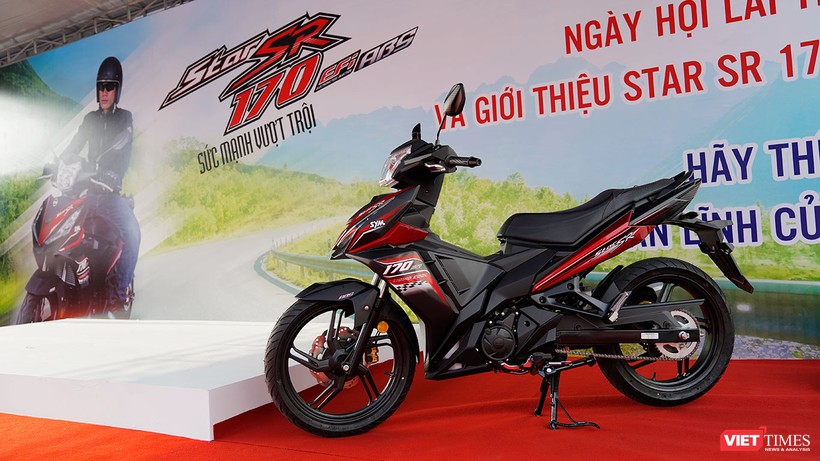SYM Star SR 170 hiện đang có giá bán đề xuất 49,9 triệu đồng tại Việt Nam cùng 2 tùy chọn  màu sắc là đỏ/đen và xanh dương/đen. (Ảnh: Ngô Minh)