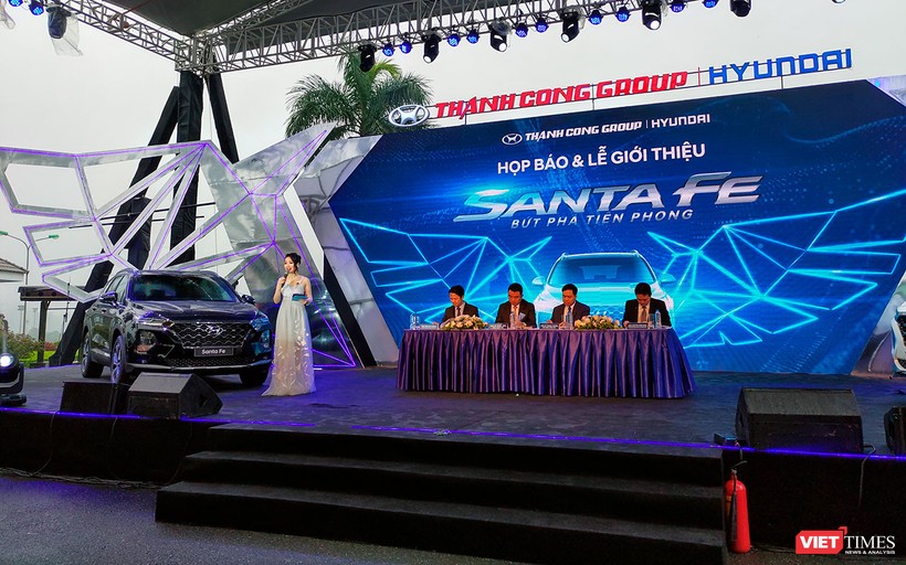 Đại diện Hyundai Thành Công cho biết đã có gần 3000 đơn đặt hàng đối với mẫu Santa Fe 2019. ảnh 25
