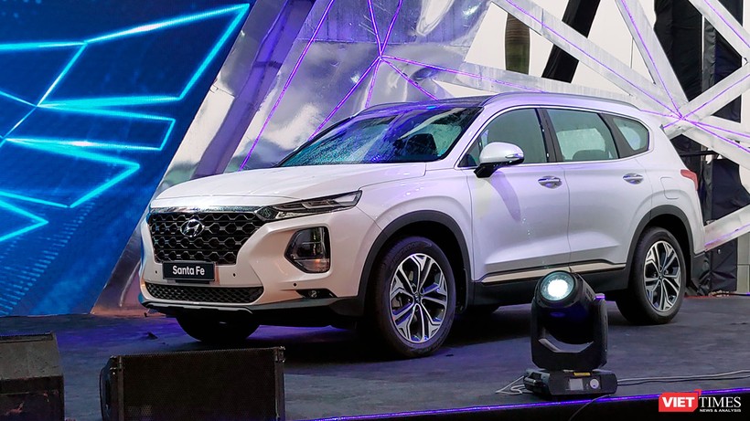 Với nhiều trang bị hơn các đối thủ, Hyundai Santa Fe 2019 phiên bản tiêu chuẩn cũng có thể làm hài lòng đối với những người dùng chưa thực sự rủng rỉnh hầu bao.  (Ảnh: Ngô Minh)