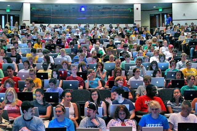 Rất nhiều sinh viên ở Mỹ thích sử dụng máy tính thay vì ghi chép truyền thống (ảnh: New York Times)