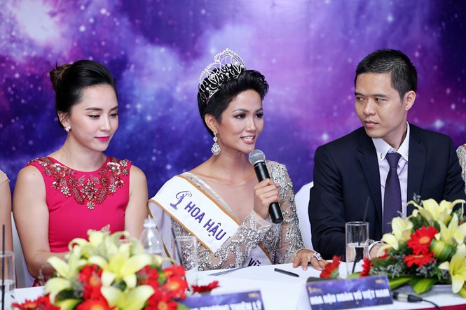 Hoa hậu H'Hen Niê (giữa) ủng hộ mạng xã hội theo hướng tích cực. Ảnh: báo Thanh Niên