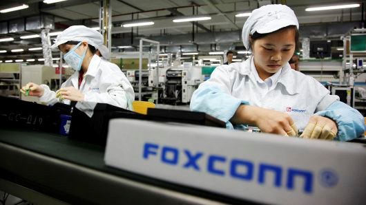 Nhân viên Foxconn làm việc ở Thâm Quyến (Trung Quốc). ẢNH: BLOOMBERG