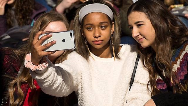 Giới trẻ vẫn cảm thấy mạng xã hội có nhiều mặt tích cực tới cuộc sống của mình. ẢNH: AFP/GETTY IMAGES
