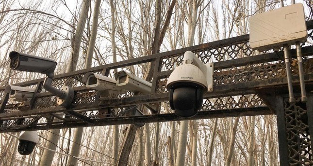 Camera an ninh tại lối vào nhà thờ Hồi giáo Id Kah ở Kashgar, Tân Cương. ẢNH: REUTERS
