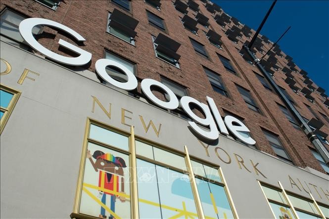 Biểu tượng của Google tại một tòa nhà ở New York, Mỹ. Ảnh: AFP/TTXVN