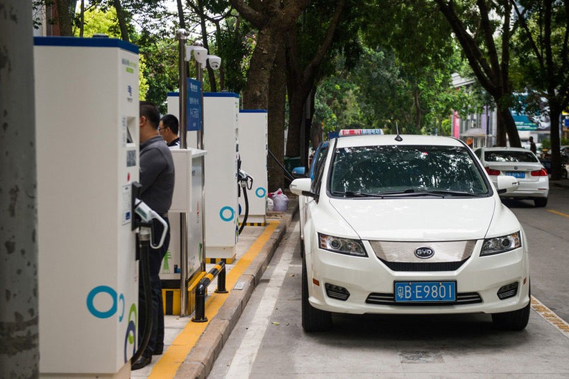 Một trạm nạp điện cho ô tô tại Trung Quốc.