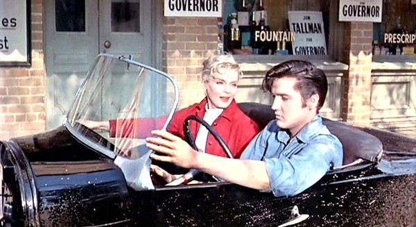 Elvis Presley và bạn diễn Lizabeth Scott trên chiếc xe đặc biệt trong bộ phim.