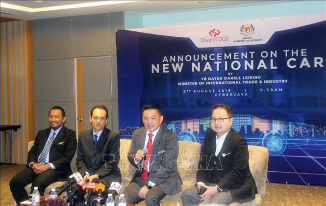 Bộ trưởng Thương mại quốc tế và Công nghiệp Malaysia Darell Leiking (thứ hai, từ phải sang) công bố dự án thứ ba về phát triển xe hơi quốc gia của Malaysia.
