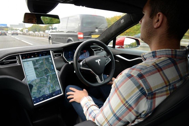 Tesla bị ép triệu hồi hệ thống Autopilot