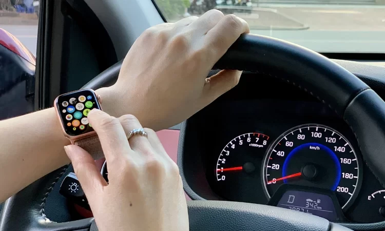 Chạm vào đồng hồ thông minh khi đang lái xe là vi phạm giao thông ở một số nơi như Anh hay Canada. Ảnh: Nguyên Khoa