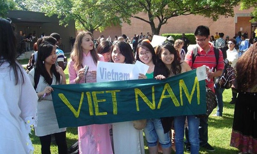 Không ít du học sinh Việt Nam thường được phía nước ngoài khuyến khích về nước lấy số liệu cho đề tài tốt nghiệp. Ảnh: báo điện tử Tổ Quốc