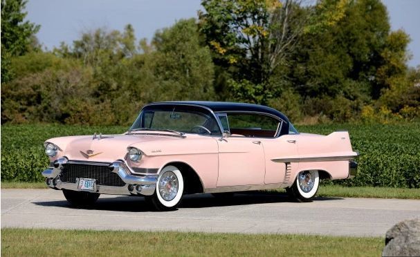 Chiếc Cadillac màu hồng của huyền thoại Elvis Presley.

