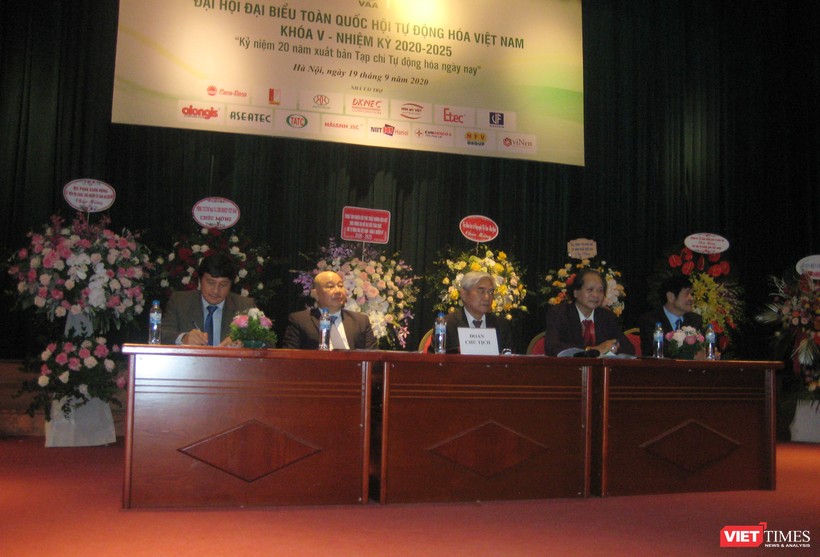 Đoàn Chủ tịch Đại hội do TS Nguyễn Quân (giữa) điều hành